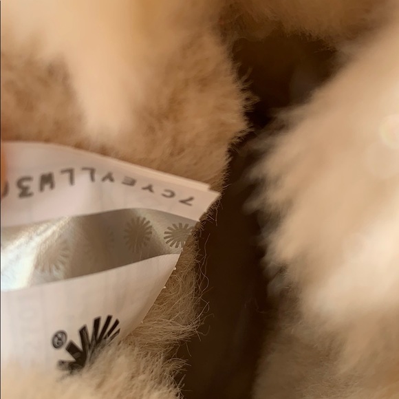 UGG Selene genuine shearling Boots ( women’s ) - Picture 7 of 8